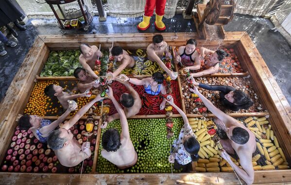 Hóspedes de um hotel na cidade chinesa de Hangzhou passam tempo na piscina quente cheia de frutas e vegetais nas vésperas do Ano Novo Chinês - Sputnik Brasil