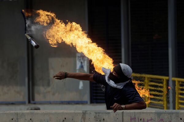 Manifestante joga coquetel molotov durante protestos contra o presidente das Honduras, Juan Orlando Hernandez, em Tegucigalpa - Sputnik Brasil