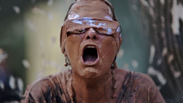 Garota, suja de lama, durante manifestação perante a sede da mineradora brasileira Vale, no Rio de Janeiro - Sputnik Brasil