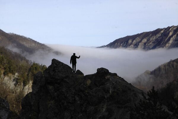 Turista tira foto da neblina nas montanhas da república da Chechênia, Rússia - Sputnik Brasil