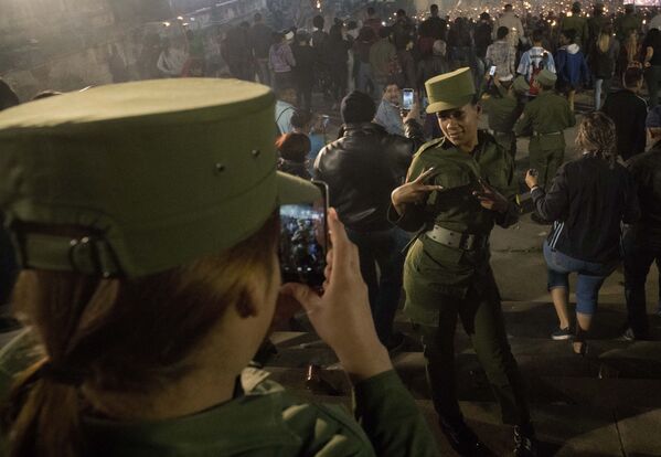 Mulheres militares do Exército cubano tiram foto durante as celebrações da festa em honra do poeta e herói nacional cubano José Martí - Sputnik Brasil