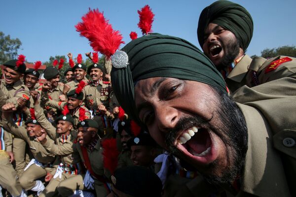 Cadetes militares indianos comemoram o segundo lugar na competição de marcha durante as celebrações do Dia da República em Chandigarh, Índia - Sputnik Brasil