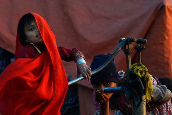 Criança cigana bebe água em bomba de mão no Paquistão - Sputnik Brasil