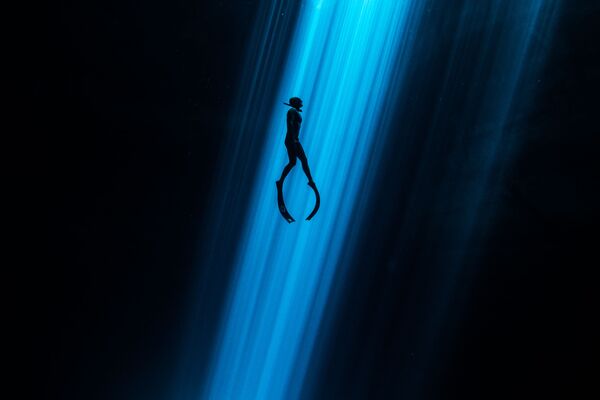 Mergulhador subindo do fundo marinho na foto de Alexandre St. Jean Feixe de luz - Sputnik Brasil