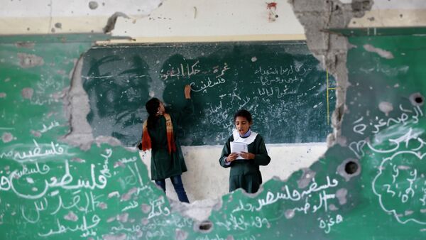 Sala de aula na Faixa de Gaza destruída por confronto com Israel. Foto de 2014. - Sputnik Brasil