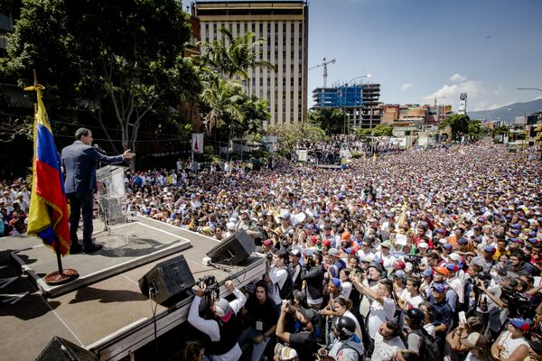 Líder da oposição e autoproclamado presidente interino da Venezuela, Juan Guaidó, durante a manifestação em Caracas - Sputnik Brasil