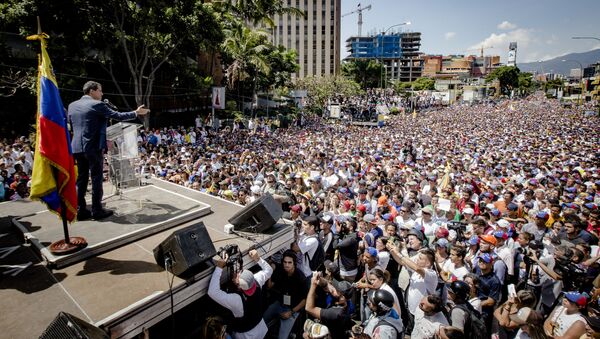 Líder da oposição e autoproclamado presidente interino da Venezuela, Juan Guaidó, durante a manifestação em Caracas - Sputnik Brasil