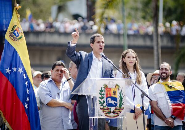 Presidente da Assembleia Nacional bolivariana e líder da oposição, Juan Guaidó, discursa perante os manifestantes em Caracas - Sputnik Brasil