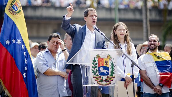 Líder da oposição venezuelana, Juan Guaidó, discursa perante os manifestantes em Caracas - Sputnik Brasil