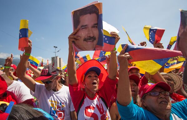 Participantes da manifestação a favor do Presidente da Venezuela Nicolás Maduro - Sputnik Brasil