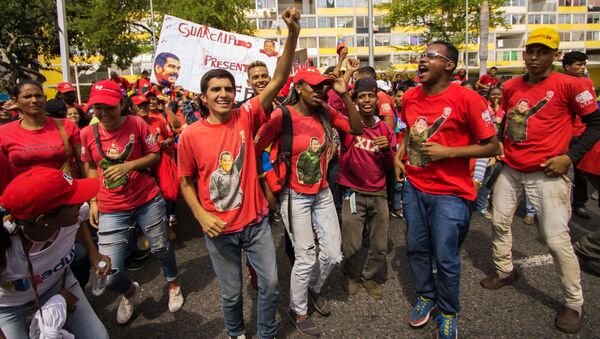 Venezuelanos se reúnem nas ruas de Caracas para se manifestar a favor de Nicolás Maduro - Sputnik Brasil