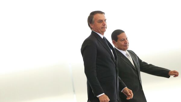 O Presidente Jair Bolsonaro e o vice-presidente General Hamilton Mourão, durante cerimônia de posse aos presidentes dos bancos públicos. - Sputnik Brasil