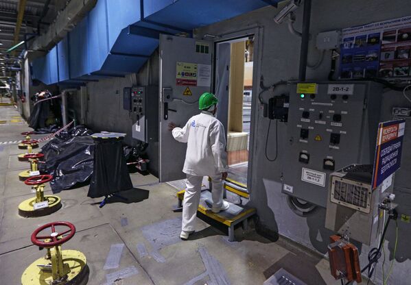 Trabalhador da Rosenergoatom entra na sala central da usina nuclear de Kola, na região de Murmansk (Rússia) - Sputnik Brasil
