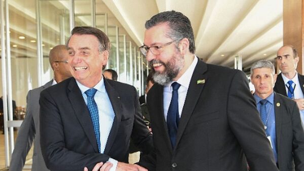 Presidente Jair Bolsonaro ao lado do chanceler Ernesto Araújo - Sputnik Brasil