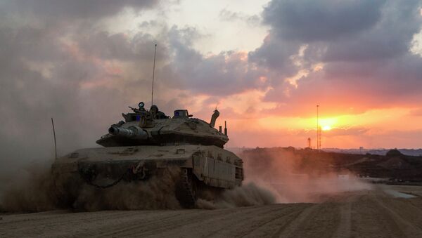 Um tanque de Merkava de Israel perto da fronteira com o enclave palestino. - Sputnik Brasil