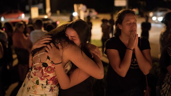 Mulheres se abraçando durante vigília pelas vítimas de Brumadinho (MG) - Sputnik Brasil
