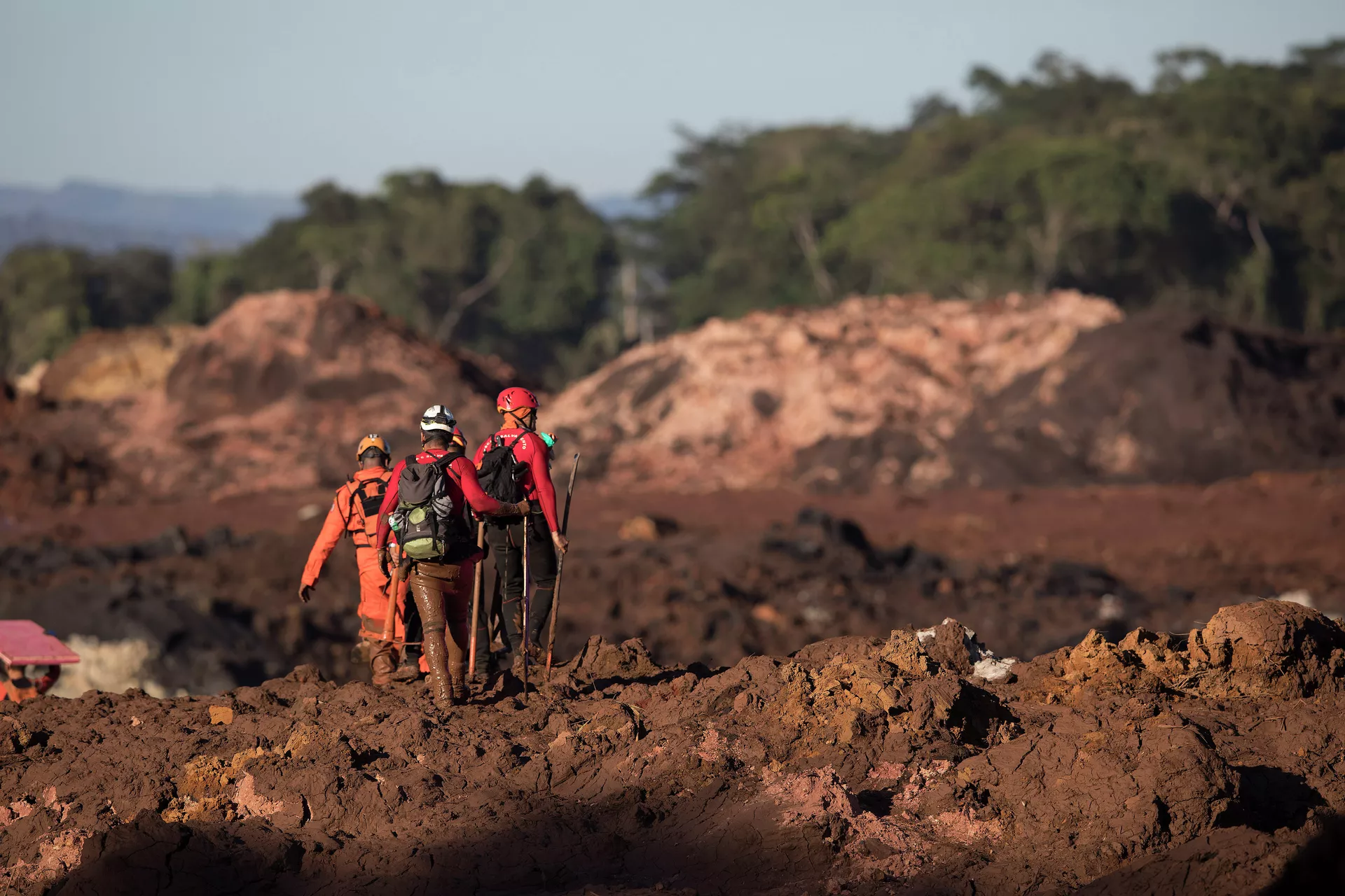 Bombeiros na área de rompimento de barragem em Brumadinho (MG) - Sputnik Brasil, 1920, 18.01.2024