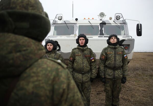Militares das Forças Armadas da Rússia formados na linha durante exercícios militares - Sputnik Brasil
