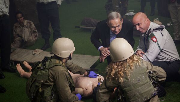 Primeiro-ministro israelense com soldados durante exercícios militares - Sputnik Brasil