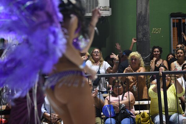 Rainha de bateria sendo apreciada pelos expectadores, que estavam acompanhando o desfile do grupo Comparsa - Sputnik Brasil