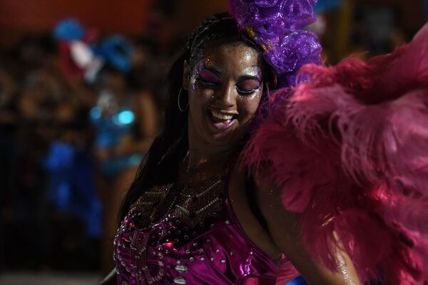 Uruguaia vestindo traje carnavalesco repleto de penas ao ritmo do candombe, em 7 de fevereiro de 2019 - Sputnik Brasil