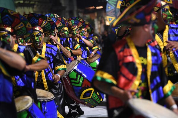 Bateristas tocam o ritmo tradicional candombe na capital uruguaia - Sputnik Brasil