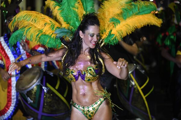 Rainha de bateria usando um belo traje verde e amarelo e dançando no desfile anual uruguaio - Sputnik Brasil