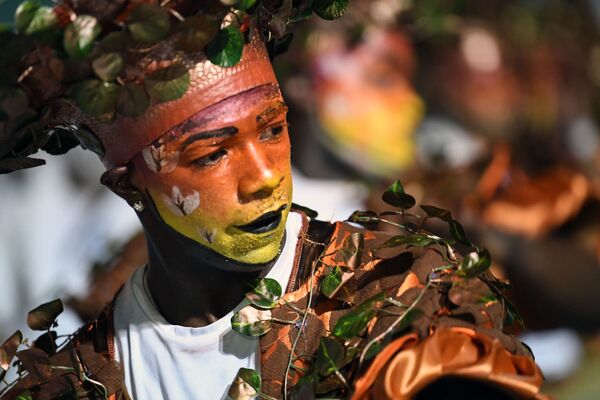 Jovem fantasiado de árvore em pleno desfile do grupo Comparsa - Sputnik Brasil