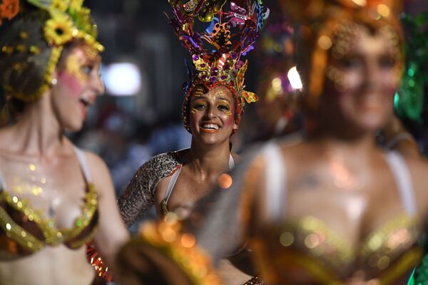 O candombe toca para jovens que dançam em plena alegria em Montevidéu - Sputnik Brasil