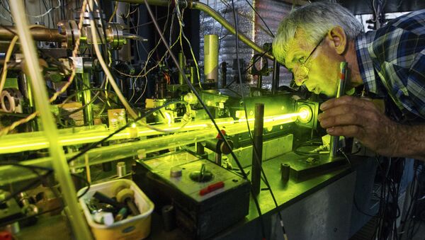 O cientista Anatoly Bonert trabalha em um relógio atômico de magnésio em Novosibirsk, na Rússia, em 8 de junho de 2015. - Sputnik Brasil