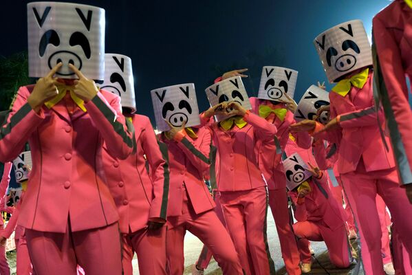 Atores usam máscaras durante desfile da noite do Ano Novo Chinês em Hong Kong, China, em 5 de fevereiro de 2019 - Sputnik Brasil