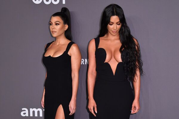 Celebridades americanas, Kourtney Kardashian e Kim Kardashian West, chegam para comparecer ao amfAR Gala New York, em Nova York, em 6 de fevereiro de 2019 - Sputnik Brasil
