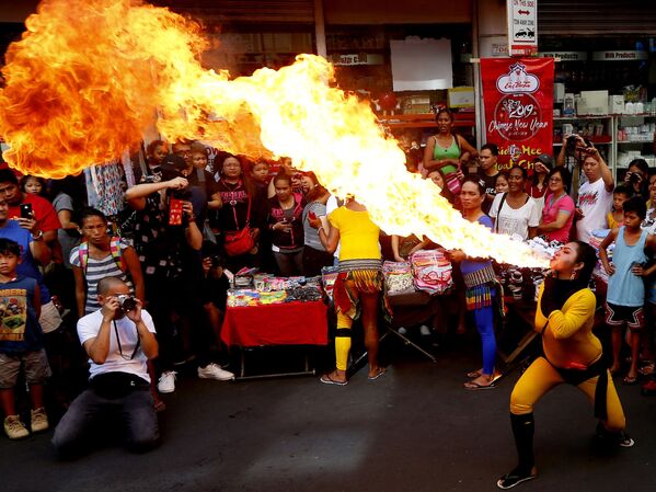 Artista de rua executa manobra com fogo durante as celebrações do Ano Novo Lunar em Manila, Filipinas, 5 de fevereiro de 2019 - Sputnik Brasil