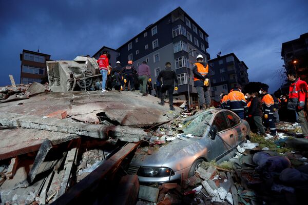 Equipe de resgate procurara por sobreviventes no local de uma construção residencial desmoronada no distrito de Kartal, Istambul, Turquia, 6 de fevereiro de 2019 - Sputnik Brasil