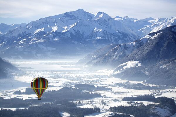 Balão sobrevoa montanhas em Zell am See, na Áustria, 5 de fevereiro de 2019 - Sputnik Brasil