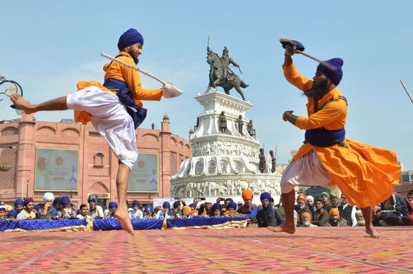 Competidores lutam Gatka, arte marcial dos Sikhs, durante competição na cidade de Amritsar, Índia, em 2 de fevereiro de 2019 - Sputnik Brasil