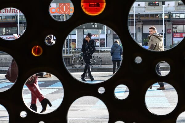 Pessoas em uma das ruas da cidade de Genebra, na Suíça - Sputnik Brasil