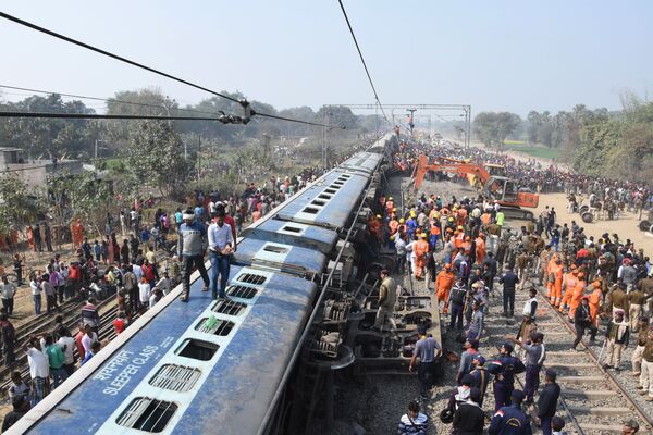 Pessoas e serviços de resgate de um trem descarrilado perto da cidade de Hadjipur, na Índia, 3 de fevereiro de 2019 - Sputnik Brasil