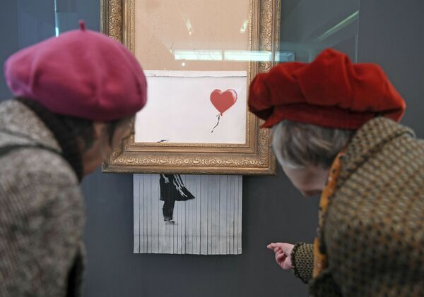 Pessoas obseravm pintura rasgada O amor está no lixo, de Banksy, no Museum Frieder Burda, localizado na cidade alemã de Baden-Baden, 5 de fevereiro de 2019 - Sputnik Brasil