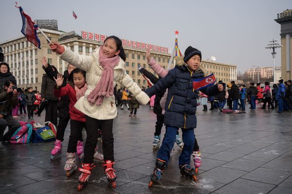 Crianças brincam durante celebrações que marcam o Ano Novo Chinês, em Pyongyang, Coreia do Norte, em 5 de fevereiro de 2019 - Sputnik Brasil