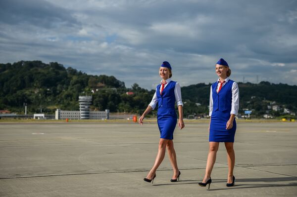 Aeromoças russas caminham pela pista no aeroporto de Sochi - Sputnik Brasil