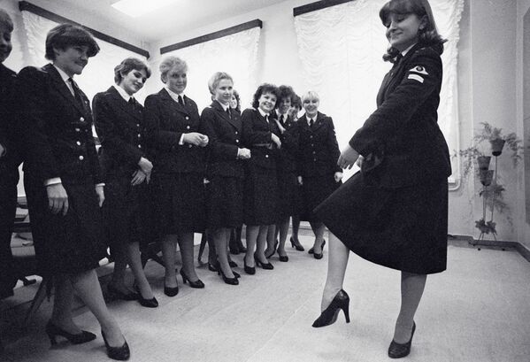 Aeromoças soviéticas durante aulas de dança na escola de aviação civil de Leninegrado (atual São Petersburgo) - Sputnik Brasil