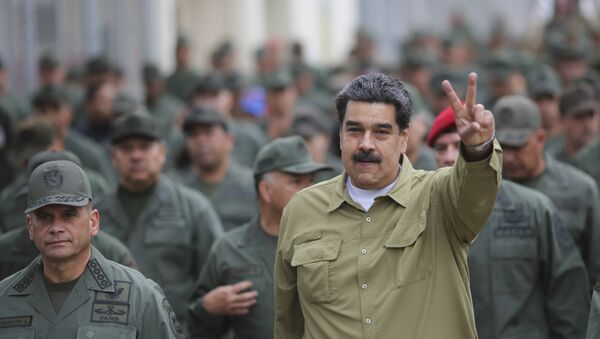 Presidente da Venezuela, Nicolás Maduro, faz sinal com as mãos depois de chegar à base militar de Forte Tiuna, em Caracas, Venezuela, 30 de janeiro de 2019 - Sputnik Brasil