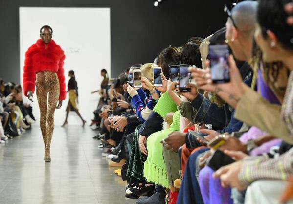 Modelos esbanjam roupas do designer LaQuan Smith - Sputnik Brasil