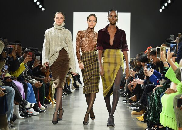 Modelos dão show no New York Fashion Week 2019 - Sputnik Brasil