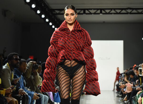 De calcinha e com meia alta de rena, modelo entra na passarela com casaco vermelho chamativo - Sputnik Brasil