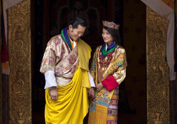 Rainha do Butão, Jetsun Pema Wangchuck, e seu marido, Jigme Khesar Namgyel Wangchuck, conhecidos como Catalina e Guillermo dos Himalaias, no dia do casamento em 2011 - Sputnik Brasil