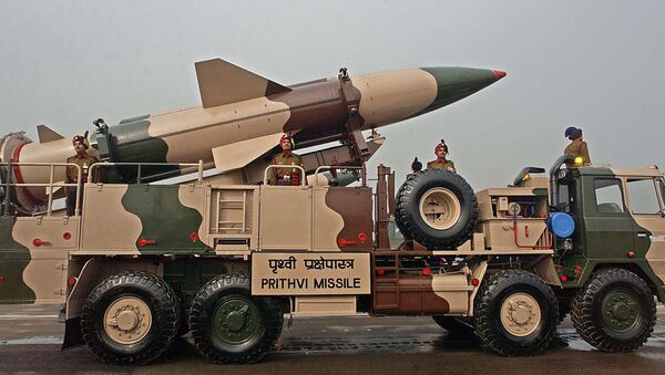 Veículo do Exército indiano transportando um míssil Prithvi participa da parada do Dia do Exército em Nova Deli (Foto de arquivo) - Sputnik Brasil