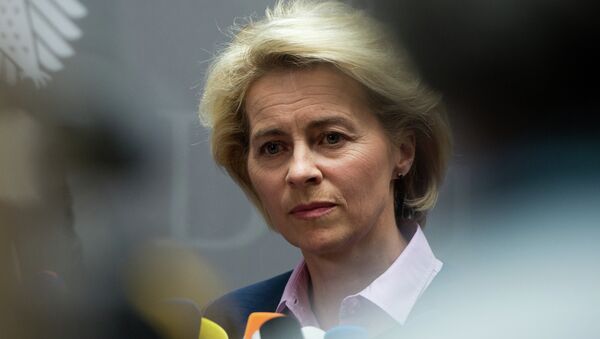 German Defence Minister Ursula von der Leyen tells journalist that the German armed forces are looking to replace the Heckler and Koch G36 rifle due to problems with its accuracy on April 22, 2015 in Berlin. - Sputnik Brasil