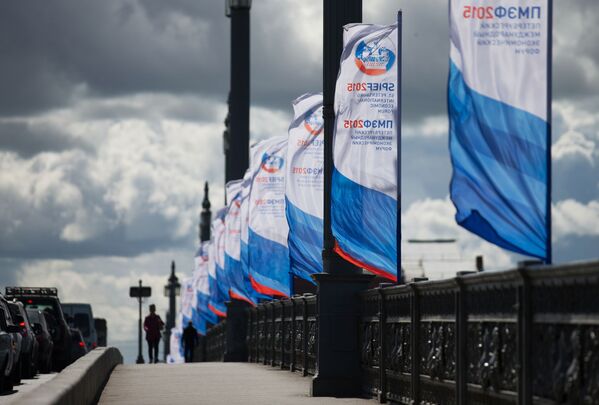 Bandeiras do SPIEF 2015 na ponte Blagoveschensky, em São Petersburgo - Sputnik Brasil